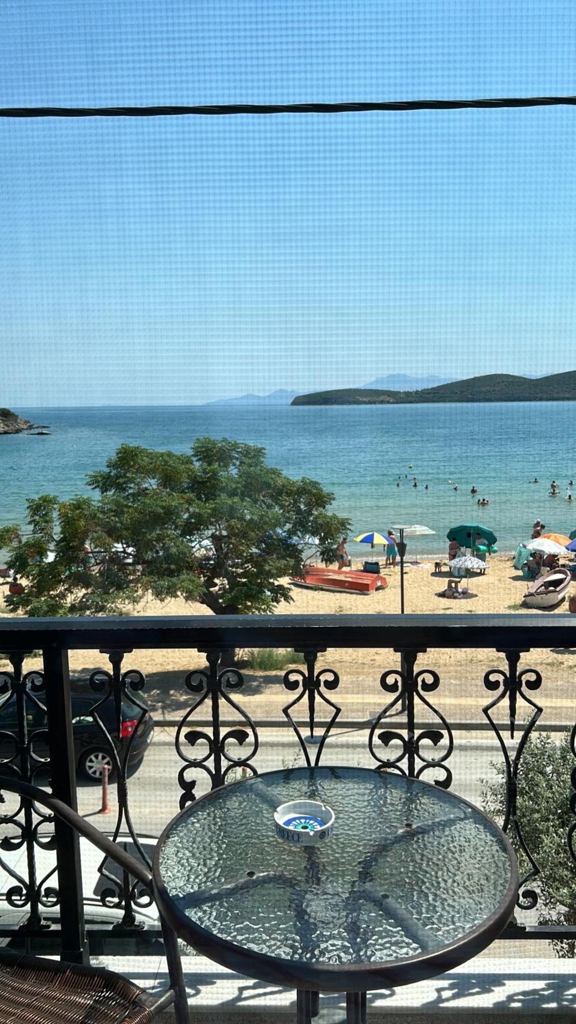 E & F Sea View Flat Apartment Néa Péramos Bagian luar foto